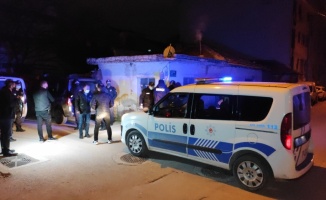 Bursa'da uyuşturucu maddeyi evin çatısına atıp kaçmaya çalışan şüpheliler yakalandı
