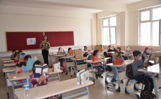 Bursa'dan Şırnak'taki ilkokul öğrencilerine kitap yardımı