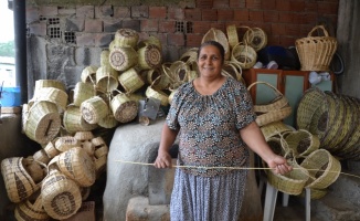 Çanakkale'de 40 yıldır örme sepet üreten kadın siparişlere yetişemiyor