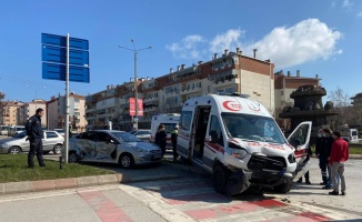 Edirne'de ambulans ile otomobil çarpıştı: 1 yaralı