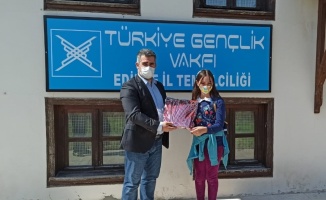 Edirne'de TÜGVA yarışmalarında başarılı olan öğrencilere ödül