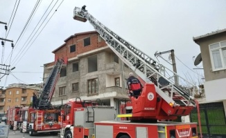 Gebze'de bir binanın çatı katında çıkan yangın söndürüldü