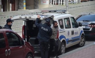 GÜNCELLEME - Kocaeli'de cep telefonuyla kız çocuğunun fotoğrafını çektiği iddiasıyla darbedilen zanlı tutuklandı