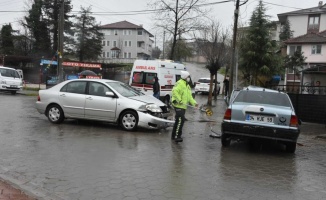 Hendek'te iki otomobil çarpıştı: 2 yaralı