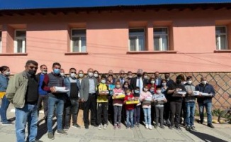 İzmir'den Bingöllü çocuklara 23 Nisan hediyesi
