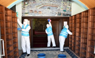 İzmir Karabağlar’da camilere Ramazan temizliği