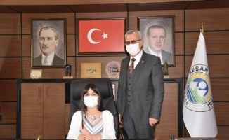 Keşan Belediye Başkanı Helvacıoğlu, 23 Nisan dolayısıyla koltuğunu  5. sınıf öğrencisi Benay'a devretti