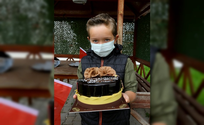 Kırklareli Valisi Bilgin'den 23 Nisan doğumlu öğrencilere pasta sürprizi