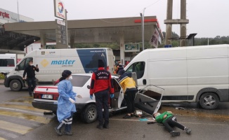 Kocaeli'de 6 kişinin yaralandığı otomobil ile panelvanın çarpışması güvenlik kamerasına yansıdı