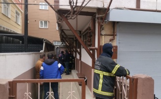 Gebze'de apartman dairesinde çıkan yangında 3 kişi dumandan etkilendi