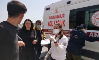 Kocaeli'de bariyerlere çarpan otomobilin sürücüsü yaralandı