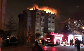 Kocaeli'de bir apartmanın üst katında çıkıp çatıya sıçrayan yangın söndürüldü