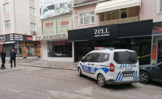 Kocaeli'de çıkan silahlı kavgada yoldan geçen iki kişi tabancayla vurularak yaralandı