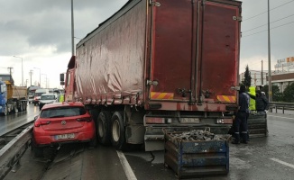 Kocaeli'de otomobil parçaları yüklü kamyonun otomobile çarpması ulaşımı aksattı