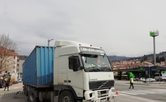 Kocaeli'de trafik ışıklarına çarpan tırın sürücüsü yaralandı