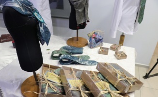 Sakarya'da ebru sanatıyla buluşan tekstil ürünleri ve kenevirden üretilen süs eşyaları ilgi görüyor