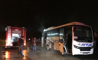 Sakarya'da personel servis aracında çıkan yangın söndürüldü