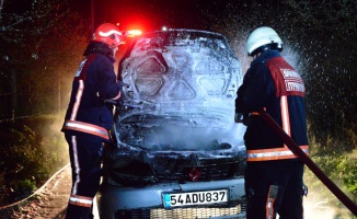 Sakarya'da seyir halindeki otomobilde çıkan yangın söndürüldü