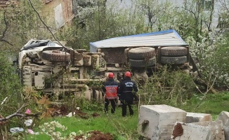 Taraklı'da şarampole devrilen kamyonun sürücüsü yaralandı