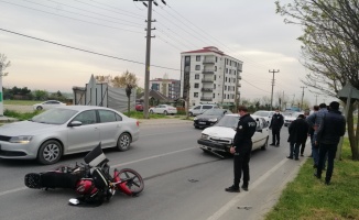 Tekirdağ'da otomobilin çarptığı motosikletteki baba oğul yaralandı