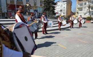 Tekirdağ'da ramazan davulcuları sokakları gezerek maniler eşliğinde vatandaşları selamladı