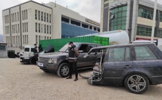 Yurt dışından getirilen araçları parçalayıp Bursa'da kazalı otomobil ve arazi taşıtlarıyla birleştirmişler