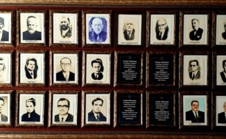 Adapazarı Belediyesi, darbe dönemlerinde atanan başkanların fotoğraflarını panodan kaldırdı