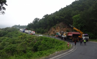 Arızalanan tır nedeniyle Çanakkale-İzmir yolu trafiğe kapandı