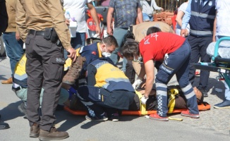 Ayvalık'ta otomobille çarpışan motosikletteki 2 çarşı ve mahalle bekçisi yaralandı
