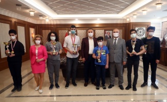 Bağcılar Belediyesi, satranç yarışmasında dereceye girenlere ödül verdi