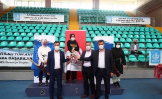 Bağcılar'da Geleneksel Türk Okçuluğu müsabakasında dereceye giren genç sporcular ödüllendirildi