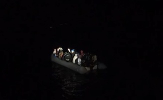 Balıkesir açıklarında Türk kara sularına itilen 28 sığınmacı kurtarıldı