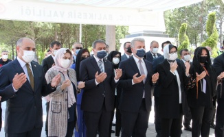 Balıkesir Valisi Hasan Şıldak görev başındaki polis, jandarma ve sağlık personeliyle bayramlaştı