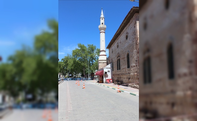 Bayramiç'te tarihi caminin minaresinin şerefesi yıkıldı