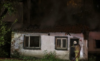 Beyoğlu'nda gecekonduda çıkan yangın söndürüldü