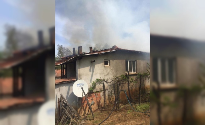 Biga'da köy evinde çıkan yangın hasara neden oldu