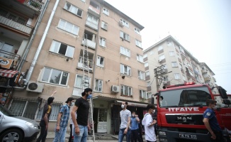 Bursa'da bir apartmanda çıkan yangında 4 kişi dumandan etkilendi