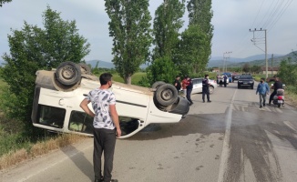 Bursa'da otomobil ile çarpışan hafif ticari araçtaki 3'ü çocuk 4 kişi yaralandı