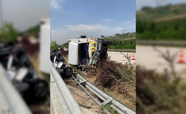 Bursa'da otoyol emniyet şeridinde geri manevra yaparken kamyonun çarptığı otomobilin sürücüsü öldü