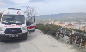 Bursa'da yol kenarına devrilen tırın sürücüsü yaralandı