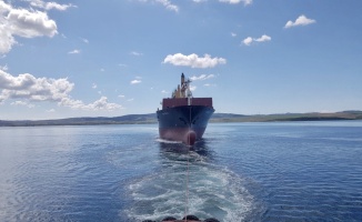Çanakkale Boğazı'nda makine arızası nedeniyle sürüklenen konteyner gemisi güvenli bölgeye çekildi