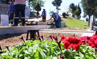 Çiftlikköy Belediyesi salgın nedeniyle mezarlıklara gelemeyen vatandaşların yerine Kur'an-ı Kerim okutuyor