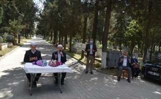 Edirne'de hayatını kaybeden anneler için mezarlıkta Kur'an-ı Kerim okundu, dua edildi