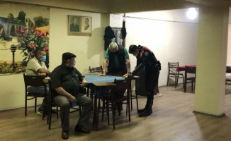 Edirne'de kahvehanede Kovid-19 tedbirlerine uymayan 17 müşteri ve işletme sahibi hakkında tutanak tutuldu