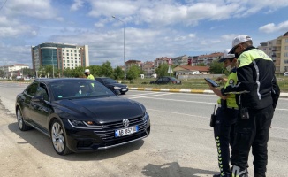 Edirne'de trafikte cep telefonuyla konuşan sürücülere ceza yazıldı
