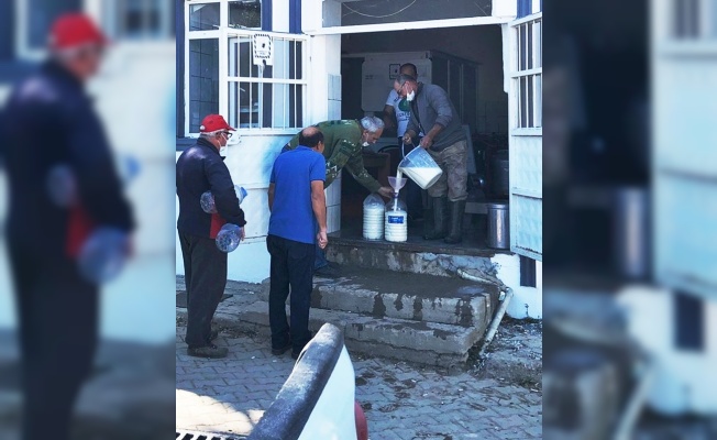 Gelibolu'da vatandaşlara 2 bin 200 litre ücretsiz süt dağıtıldı