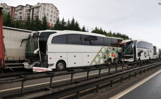 Anadolu Otoyolu'nun Kocaeli kesiminde 21 aracın karıştığı zincirleme trafik kazası: 23 yaralı