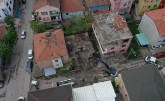 Kocaeli'de 17 Ağustos 1999 Marmara Depremi'nde hasar gören 2 binanın yıkımı yapıldı