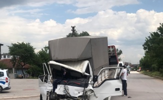 Kocaeli'de 1 kişinin yaralandığı zincirleme trafik kazası güvenlik kamerasına yansıdı