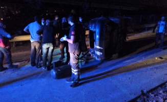 Kocaeli'de beton bariyere çarparak takla atan otomobilin sürücüsü hayatını kaybetti
